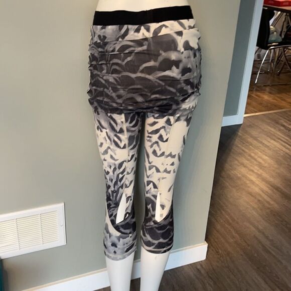 Lululemon size 10 capris - Picture 2 of 3